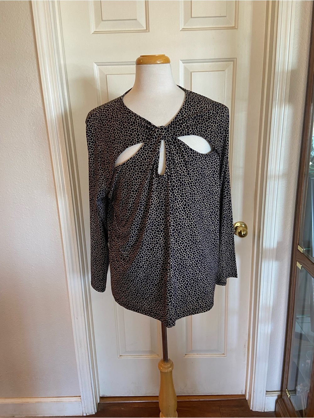 NWT Michael MICHAEL KORS Women’s Sz 3X Beige & Black Twist Front Long Sleeve Top
